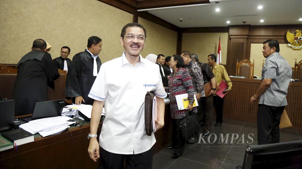 Sidang lanjutan  kasus KTP elektronik menghadirkan sejumlah nama sebagai saksi, antara lain mantan Menteri Dalam Negeri Gamawan Fauzi (kanan), mantan Sekjen Kemendagri Diah Anggraini, dan  Ketua Komisi II DPR periode 2009-2014 Chairuman Harahap, di Pengadilan Tindak Pidana Korupsi Jakarta, Kamis (16/3).