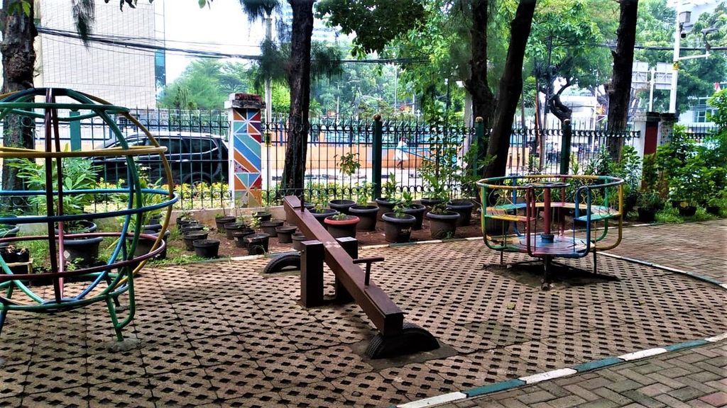 Sejumlah fasilitas bermain anak di RPTRA Kebon Sirih pada Kamis (13/10/2022). Perosotan di sana terbuat dari kayu sehingga tidak mengalami karatan.