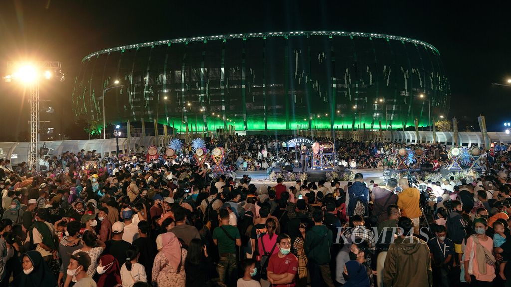 Warga memadati Ramp Barat Jakarta International Stadium (JIS) di Jakarta Utara, Minggu (1/5/2022) malam.