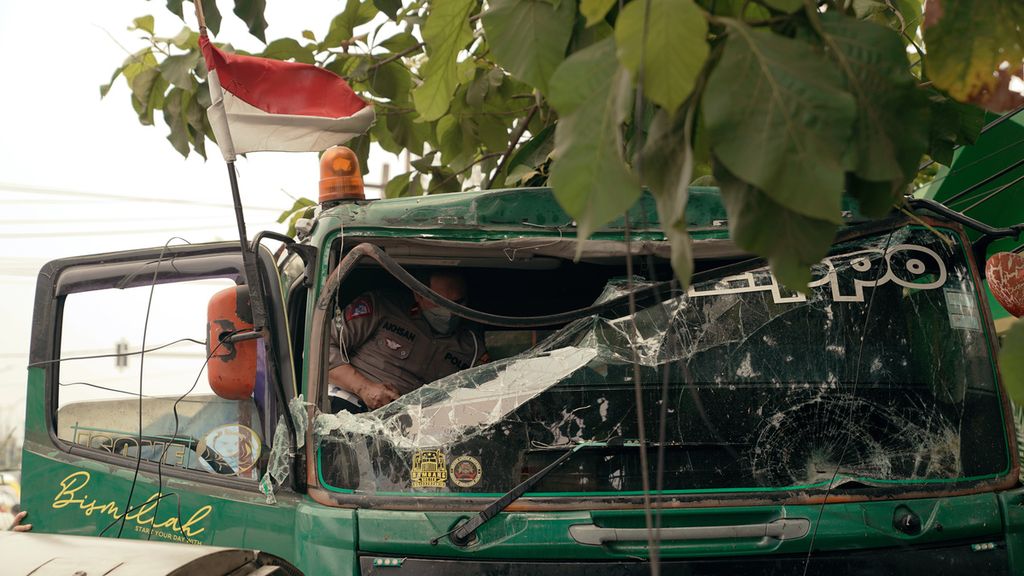 Polisi mengamati tempat duduk sopir dalam kecelakaan truk tronton yang menabrak halte dan menara telekomunikasi di depan SDN Kota Baru II dan III, Jalan Sultan Agung Km 28,5, Bekasi Barat, Kota Bekasi, Jawa Barat, Rabu (31/8/2022). 