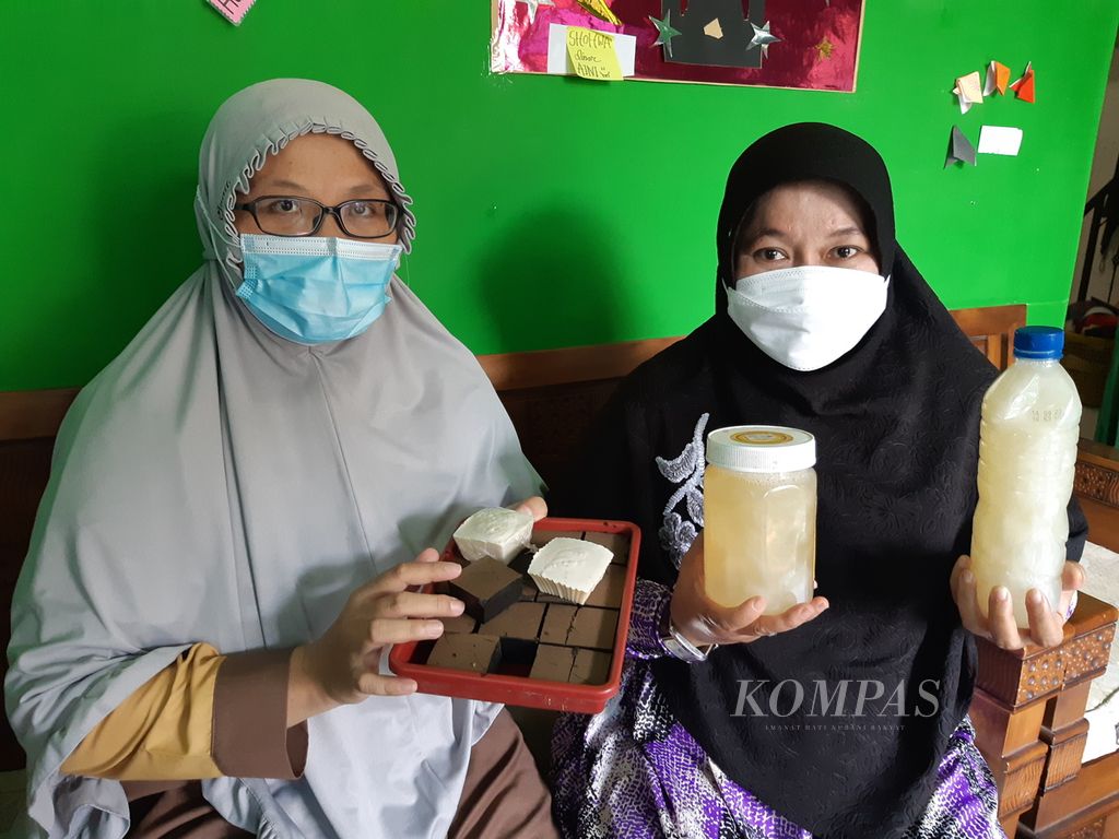 Okta Fiantimala (45) dan Sarlita (48), warga Kota Bandar Lampung yang melakukan gerakan pengolahan minyak jelantah menjadi sabun cuci piring, saat ditemui di Bandar Lampung, Sabtu (9/10/2021).