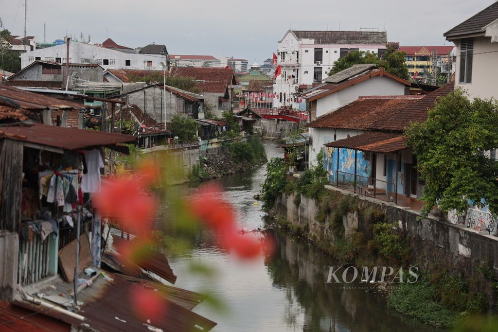 Sungai Code yang melintasi permukiman di Kota Yogyakarta, DI Yogyakarta, Selasa (16/1/2024).
