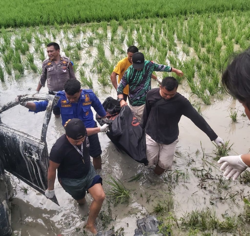 Petugas mengevakuasi korban kecelakaan mobil yang tertabrak kereta api di pelintasan sebidang di Kecamatan Lubuk Pakam, Kabupaten Deli Serdang, Sumatera Utara, Minggu (21/7/2024)