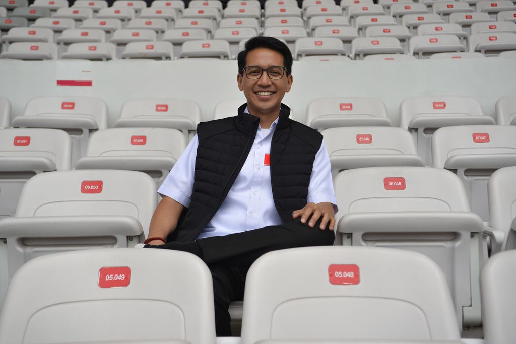 Direktur Utama Pusat Pengelolaan Kompleks Gelora Bung Karno Rakhmadi Kusumo berpose di tempat duduk penonton Stadion Utama Gelora Bung Karno (GBK), Jakarta, Kamis (6/4/2023). 