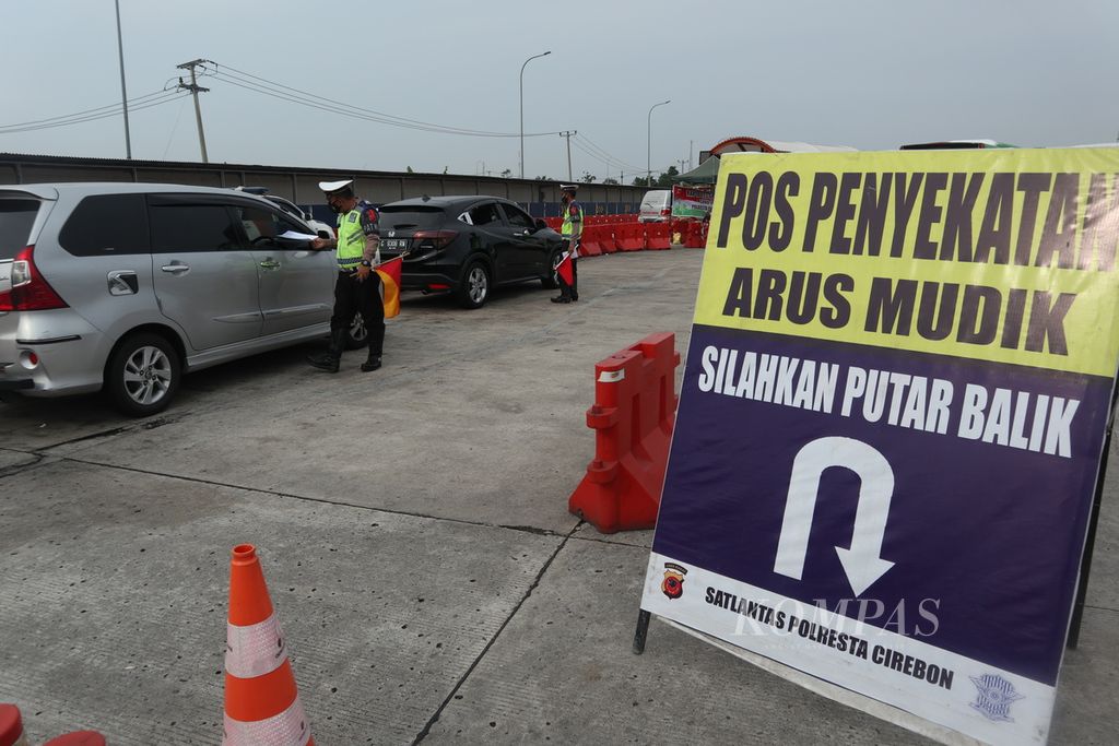Petugas memeriksa kendaraan yang terindikasi mudik di pos penyekatan Gerbang Tol Palimanan, Kabupaten Cirebon, Jawa Barat, Jumat (7/5/2021) lalu. 