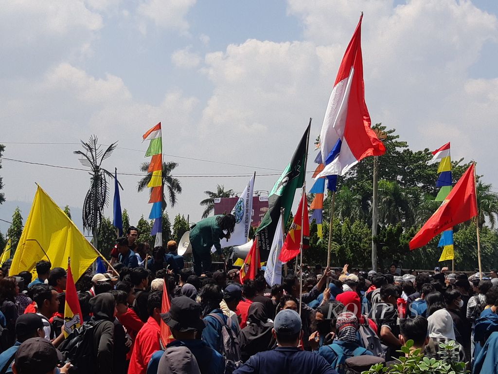 Massa berkumpul di depan kantor DPRD Lampung saat unjuk rasa mengecam revisi UU Pilkada di Bandar Lampung, Jumat (23/8/2024). 