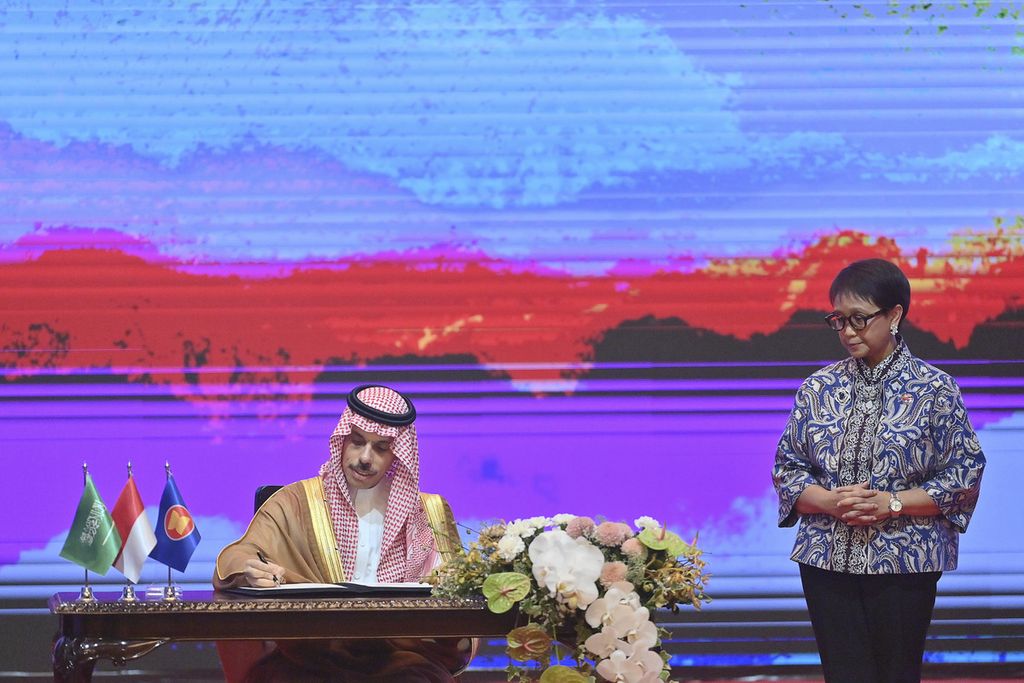 Menteri Luar Negeri Arab Saudi Faisal bin Farhan menandatangani aksesi Traktat Persahabatan dan Kerja Sama (TAC) ASEAN, Selasa (12/7/2023). Menlu RI Retno Marsudi mengapresiasi aksesi itu. Farhan khusus datang ke Jakarta untuk meneken dokumen tersebut dan tidak ada agenda lain.