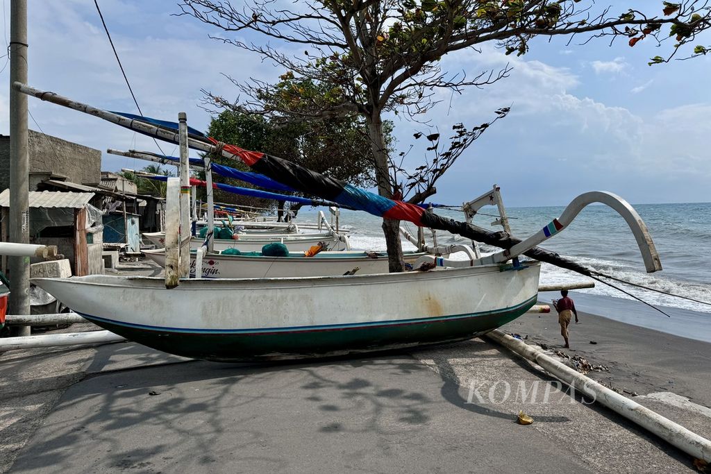 Kapal-kapal milik nelayan dinaikkan hingga ke jalan raya di kawasan pesisir Kuranji Bangsal, Kecamatan Labuapi, Lombok Barat, Nusa Tenggara Barat, Minggu (17/3/2024). 