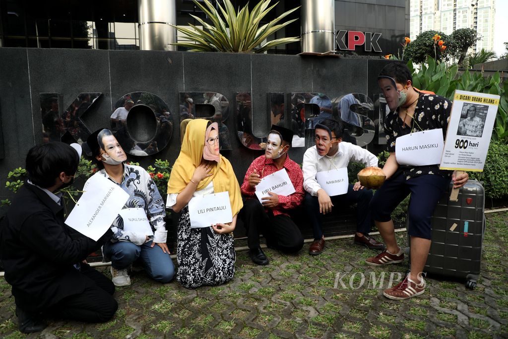 Aksi teatrikal oleh aktivis Indonesia Corruption Watch untuk memperingati 900 hari hilangnya Harun Masiku di depan Gedung Komisi Pemberantasan Korupsi, Jakarta, Selasa (28/6/2022).