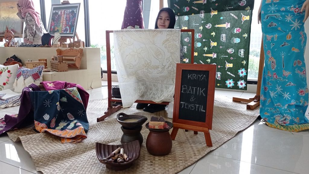 Kriya batik dan tekstil siswa SMK Negeri 58 Jakarta yang dipamerkan di Dinas Pendidikan DKI Jakarta, Kamis (13/4/2023).