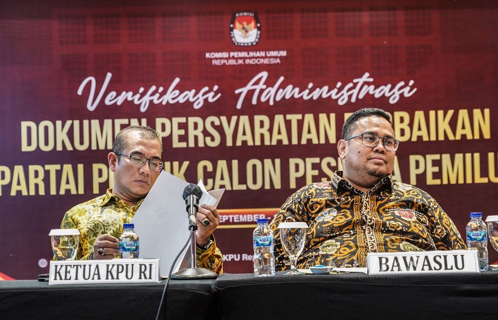 Ketua KPU Hasyim Asyari (kiri) dan Ketua Bawaslu Rahmat Bagja saat acara Pengumuman Rekapitulasi Hasil Verifikasi Administrasi Calon Partai Politik Peserta Pemilu 2024 di Hotel Borobudur, Jakarta, Jumat (14/10/2022). 