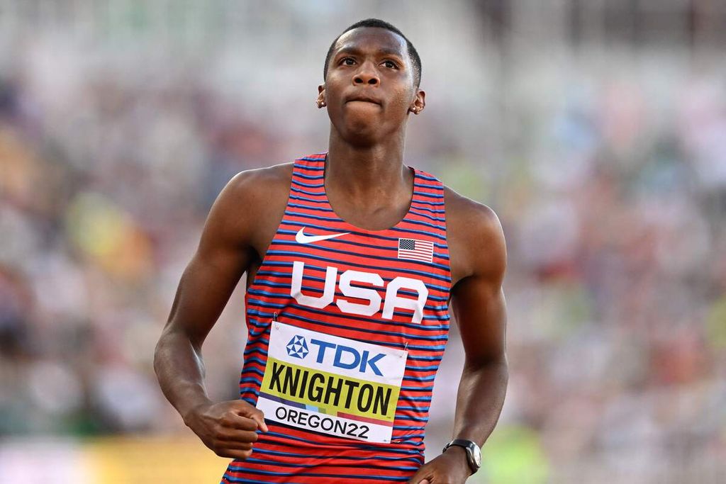 Pelari Amerika Serikat yang masih berusia 18 tahun, Erriyon Knighton, beraksi di babak semifinal 200 meter putra Kejuaraan Dunia Atletik di Hayward Field, Eugene, Oregon, AS, Selasa (19/7/2022). 