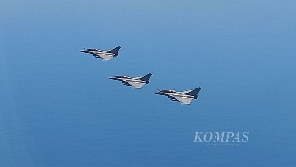 Tiga pesawat tempur Rafale Angkatan Udara Perancis, Senin (12/9/2022), melakukan <i>joy flight </i>di atas perairan Selat Sunda. Foto diambil dari kabin pesawat tanker A-330 MRTT Angkatan Udara Perancis.
