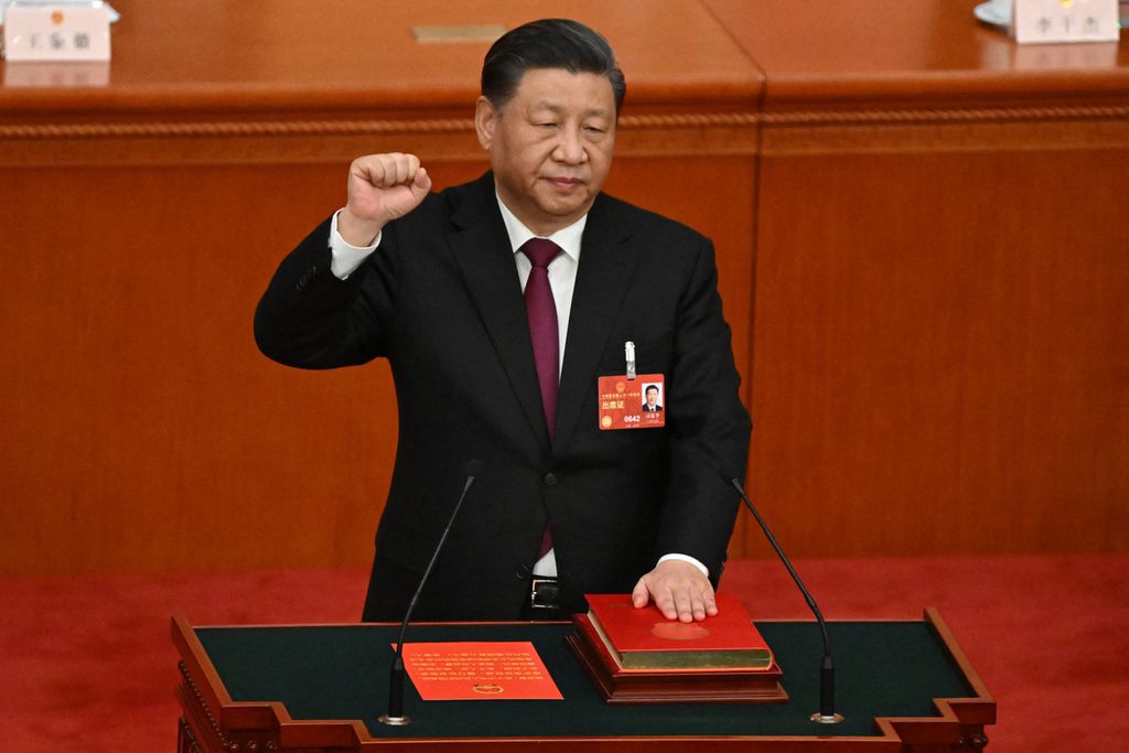 Presiden China Xi Jinping bersumpah setelah terpilih kembali sebagai presiden untuk periode ketiga saat sesi Kongres Rakyat Nasional di Aula Besar Rakyat di Beijing, China, 10 Maret 2023. 