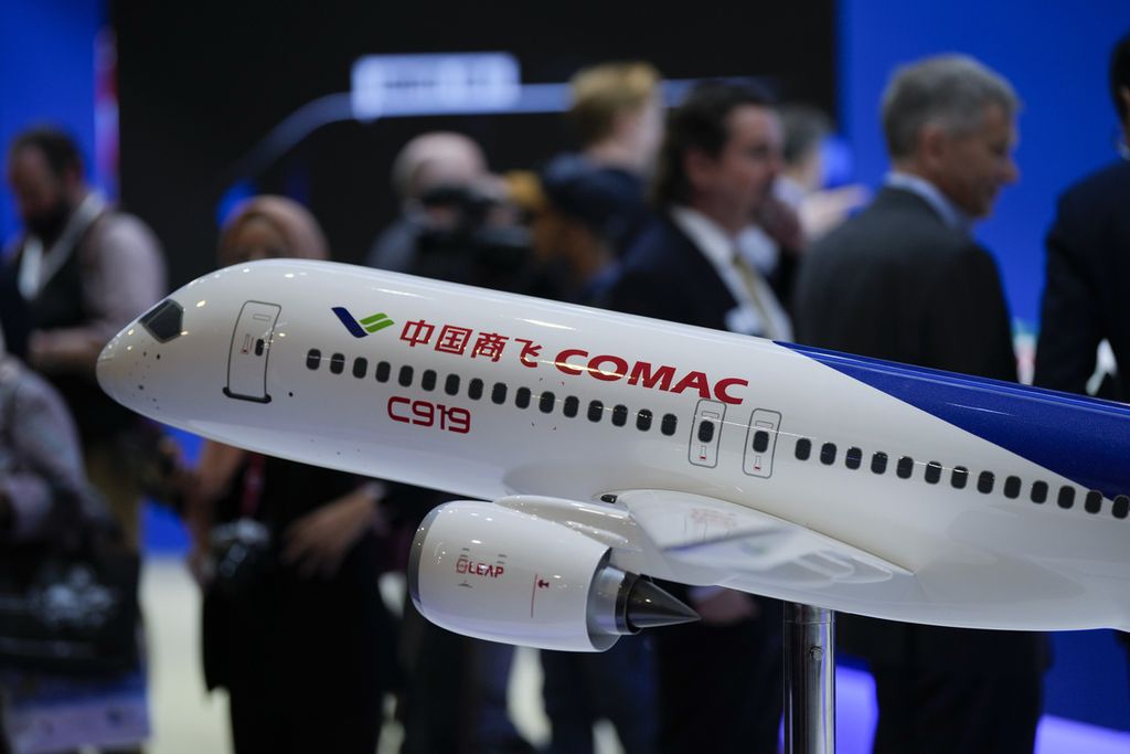 Replika pesawat C919 buatan industri pesawat China, Comac, ditampilkan di paviliun mereka di Singapore AIrshow 2024, Singapura, Selasa (20/2/2024). 