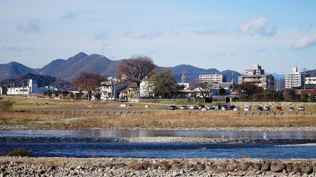  Sungai Nagaragawa, tempat ikan ayu biasa ditangkap.