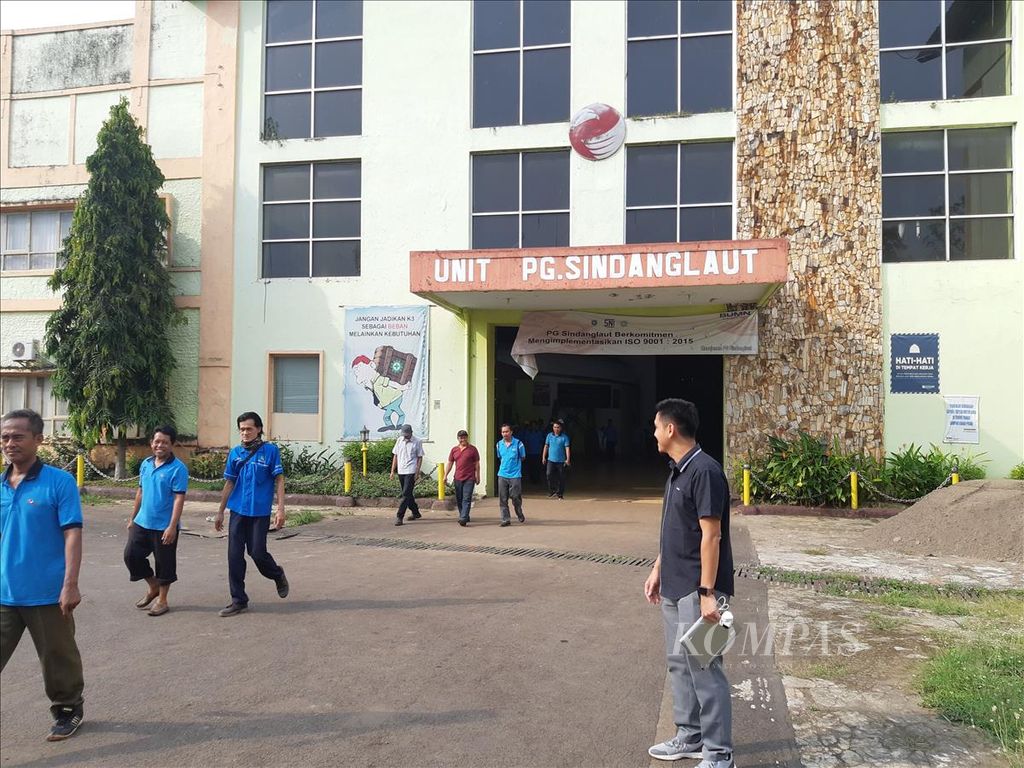 Pekerja keluar dari Pabrik Gula Sindanglaut, Kabupaten Cirebon, Jawa Barat, Rabu (15/5/2019). 