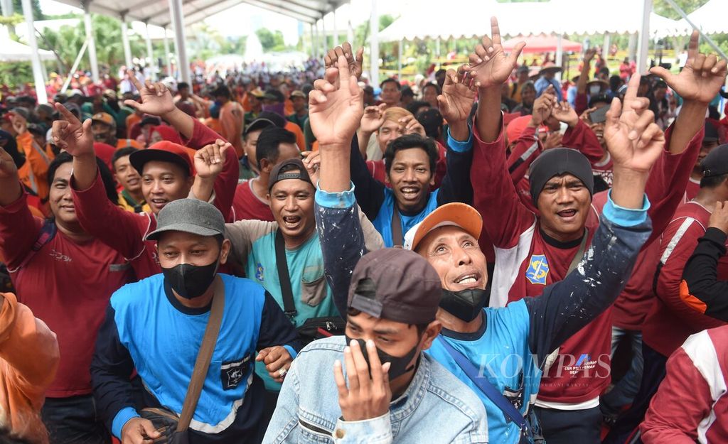 Petugas Dinas Kebersihan dan Ruang terbuka Hijau berjoget bersama saat penyambutan Piala Adipura Kencana di Balai Kota Surabaya, Jawa Timur, Rabu (6/3/2023).  
