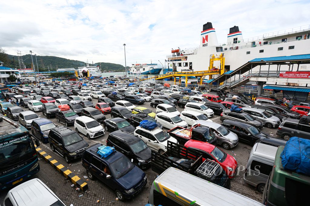 Long queues of homecoming vehicles while waiting for their turn to enter the ferry crossing at Merak port, Cilegon, Banten, at the peak of the homecoming flow, Friday (29/4/2022) morning.