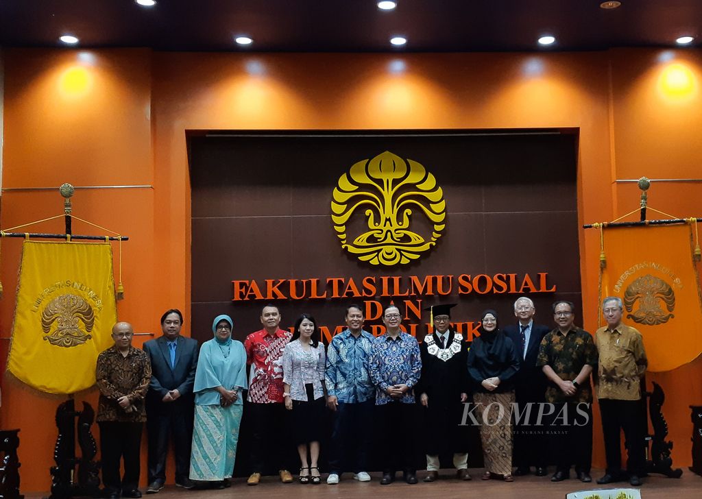 Ignatius Haryanto Djoewanto (sixth from the right) takes a photo with several guests during his doctoral promotion session at the Faculty of Social and Political Sciences, University of Indonesia, Depok City, West Java, on Friday (April 19, 2024).