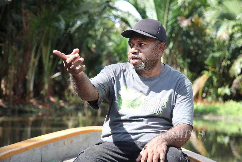 Billy Tokoro, penggerak wisata Kampung Sagu Yoboi di Sentani, Jayapura, Papua, Jumat (26/7/2024). 