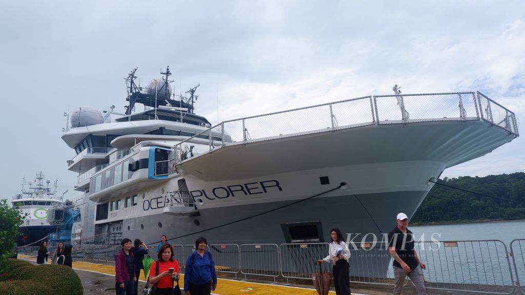 Wartawan dari sejumlah negara, yang mengikuti perjalanan dampak Philanthropy Asia Summit (PAS) 2024, mengunjungi kapal OceanXplorer, yang bersandar di Singapura, Rabu (17/4/2024). 