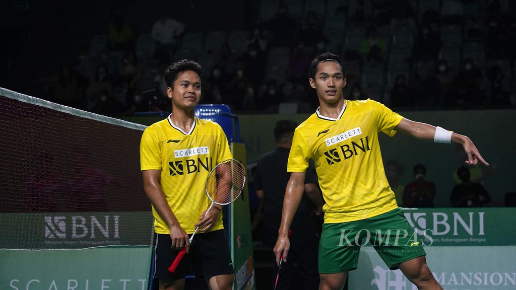 Jonatan Christie (kanan) dan Anthony Sinisuka Ginting seusai laga final turnamen mini BNI BrightUp Cup 2022 di Tennis Indoor Gelora Bung Karno, Jakarta, Kamis (10/11/2022). 