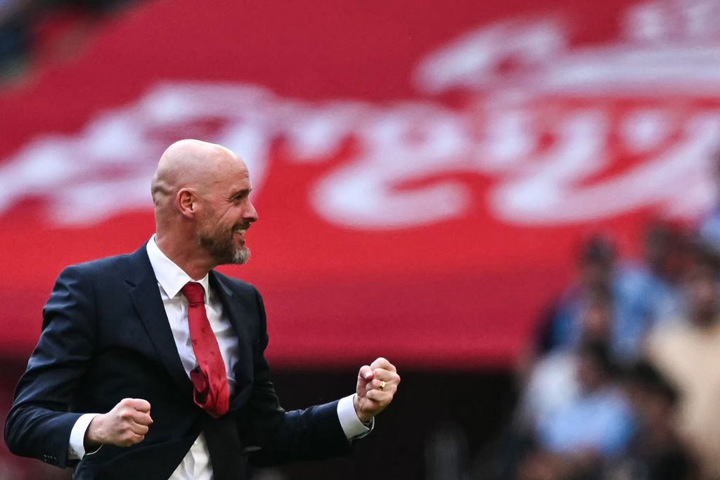 Manajer Manchester United Erik ten Hag bergembira setelah MU menjuarai Piala FA mengalahkan Manchester City, 2-1, di Wembley, London, Inggris, Sabtu (25/5/2024). 