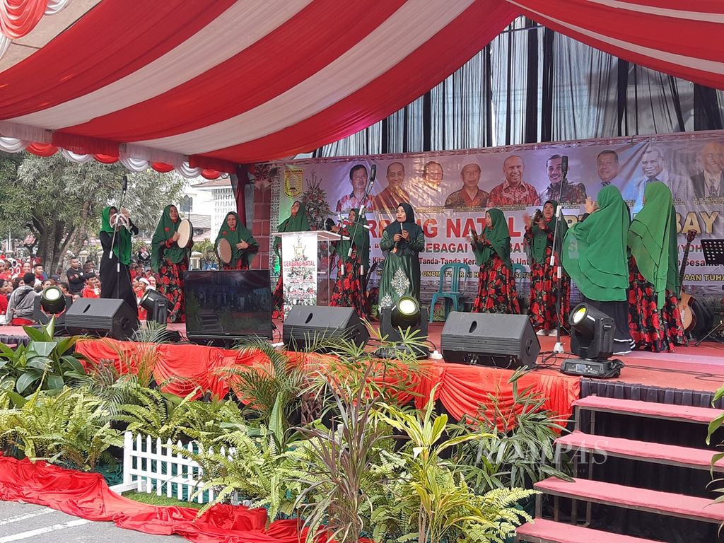 Kelompok kasidah Majelis Taklim Az-Zahra turut memeriahkan acara Gerbang Natal Port Numbay di Kota Jayapura, Minggu (1/12/2019).