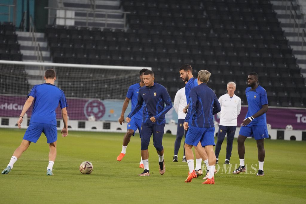 Kylian Mbappe (tengah) bersama para pemain Perancis berlatih di Stadion Al Sadd Sport Club, Doha, Qatar, Sabtu (17/12/2022) lalu, jelang final Piala Dunia Qatar 2022. Perancis selanjutnya akan menghadapi Belanda pada kualifikasi Piala Eropa 2024, Sabtu (25/3/2023) dini hari WIB. 
