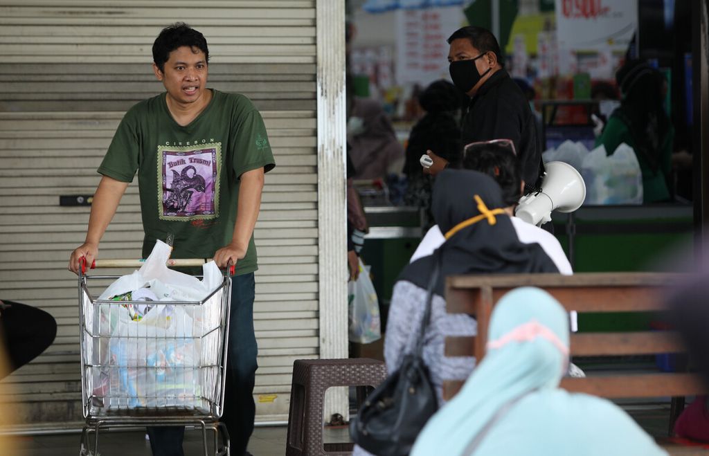 Pengunjung mendorong troli belanja di supermarket di kawasan Pondok Bambu, Jakarta Timur, Minggu (5/4/2020).