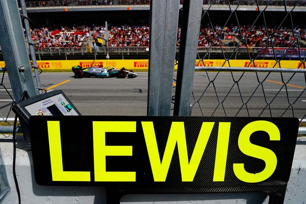Pebalap Mercedes, Lewis Hamilton, mengikuti sesi kualifikasi Grand Prix Formula 1 seri Spanyol di Sirkuit Barcelona-Catalunya, Montmelo, Spanyol, Sabtu (21/5/2022). 