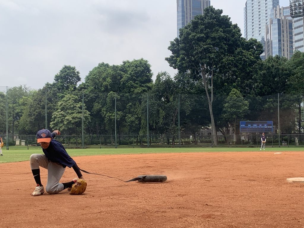 Salah satu atlet binaan Garuda Baseball Softball Club Jakarta sedang berlatih di Stadion Sofbol GBK, Jakarta, Sabtu (22/10/2022). Klub Garuda mempersiapkan atlet kelompok usia 12 tahun mengikuti Turkey Baseball Tournament 2022 di Manila, Filipina.