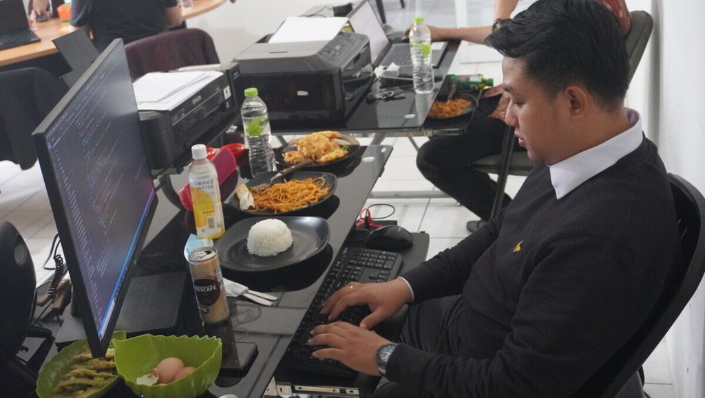 Salah seorang staf IT Gim NFT Koisan World sedang beraktifitas di kantornya di Jalan Jenderal Sudirman, Bandung, Jawa Barat, Jumat (3/12/2021).