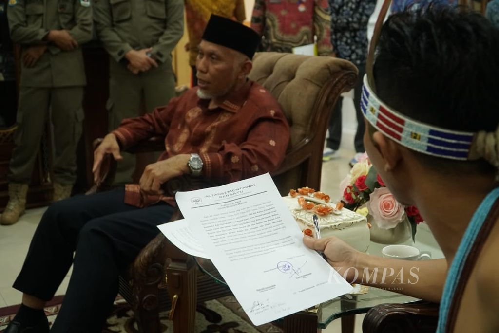 Ketua Aliansi Mentawai Bersatu Yosafat Saumanuk menunjukkan pernyataan sikap aliansi kepada Gubernur Sumatera Barat Mahyeldi dalam audiensi di Istana Gubernur Sumbar, Padang, Kamis (25/8/2022) sore. 