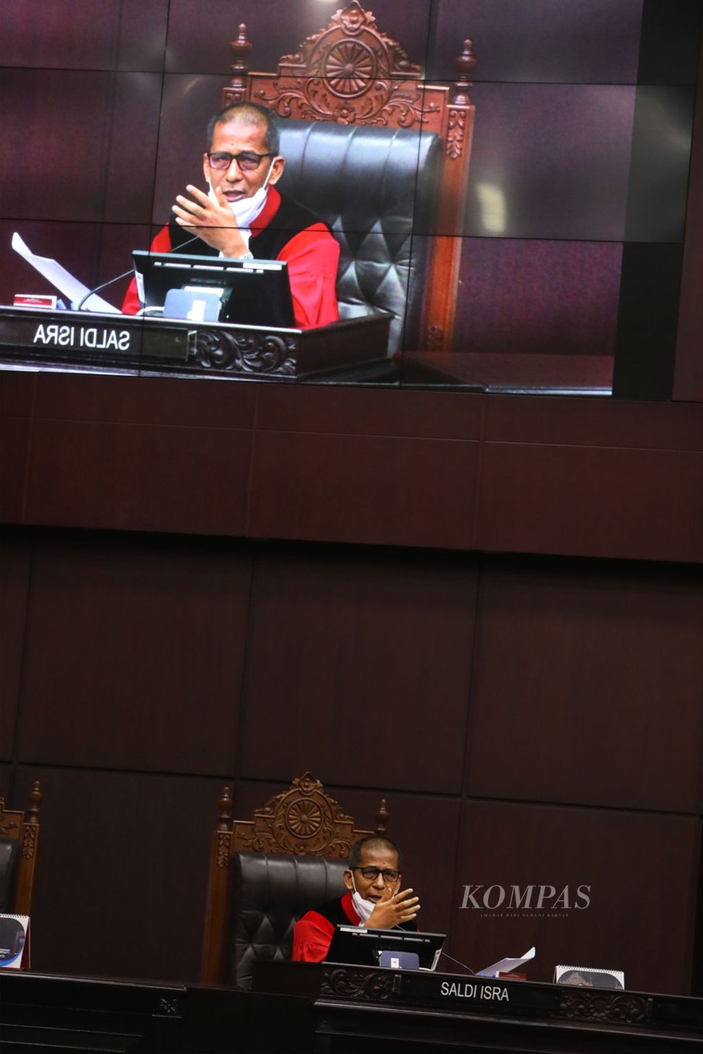 Hakim Mahkamah Konstitusi, Saldi Isra, melontarkan pertanyaan kepada ahli yang dihadirkan dalam persidangan permohonan pengujian atas Undang-Undang Republik Indonesia Nomor 19 Tahun 2019 tentang Perubahan Kedua Atas Undang-Undang Nomor 30 Tahun 2002 tentang Komisi Pemberantasan Tindak Pidana Korupsi terhadap Undang-Undang Dasar di Mahkamah Konstitusi, Jakarta, Rabu (24/6/2020). Ahli yang dihadirkan yaitu yaitu Dr Aan Eko Widiarto dan Prof Bagir Manan.