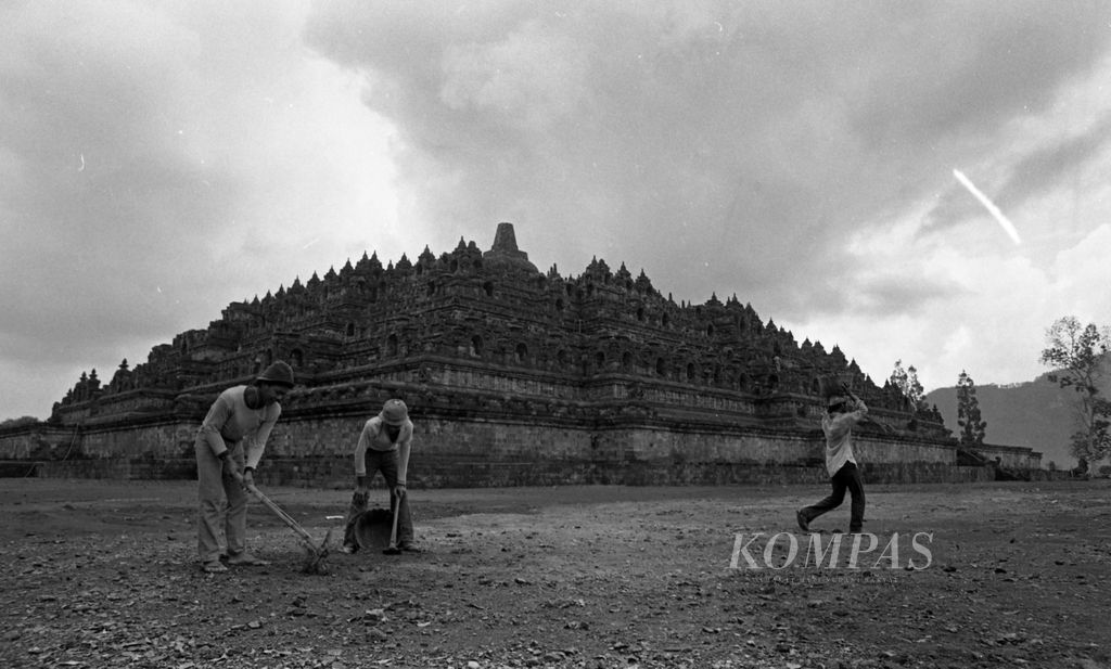 Beberapa pekerja sedang melakukan pemugaran Candi Borobudur di Jawa Tengah (17/02/1983).