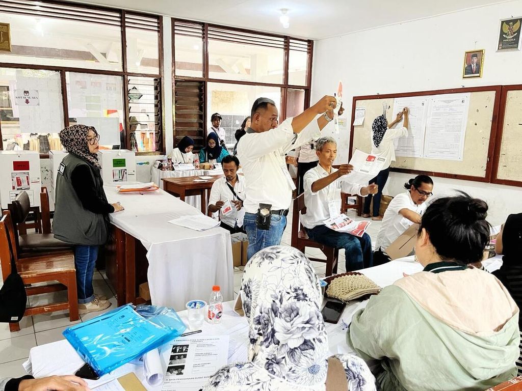 Koordinator Divisi Pencegahan dan Partisipasi Masyarakat Badan Pengawas Pemilu Jawa Barat Nuryamah memantau penghitungan suara Pemilu 2024 di salah satu TPS di Jawa Barat, Rabu (14/2/2024). 
