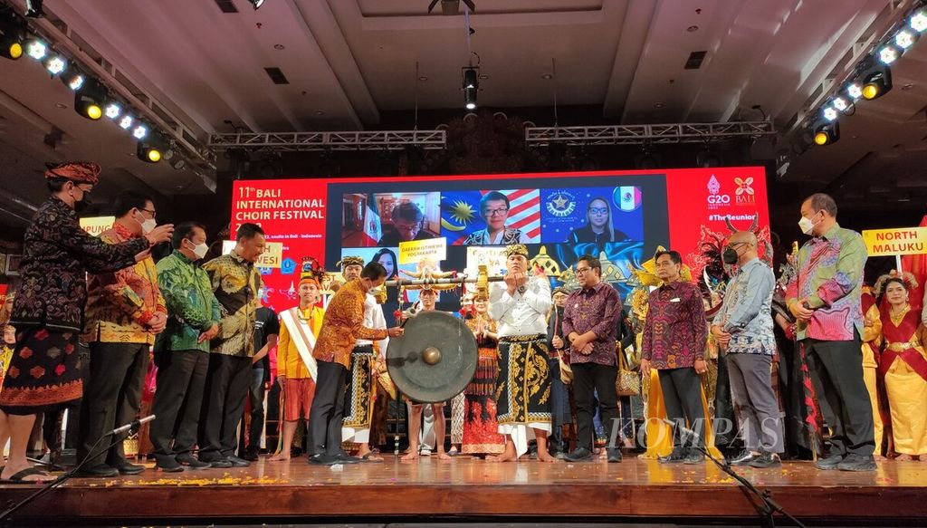 Ajang festival paduan suara Bali International Choir Festival (BICF) ke-11 2022 di Gedung DNA Denpasar, Kota Denpasar, Senin (25/7/2022), dibuka Sekretaris Utama BNN RI I Wayan Sukawinaya dengan memukul gong. Ajang 11th BICF 2022 diikuti partisipan dari Indonesia dan sejumlah negara lain.