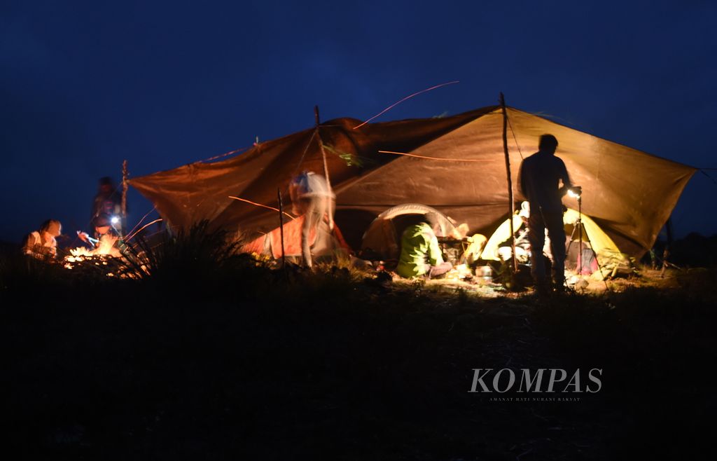 Tim Ekspedisi Tanah Papua bermalam di pinggir Danau Habema di kawasan Taman Nasional Lorentz, Kabupaten Jayawijaya, Jumat (12/11/2021). Pada 1999, kawasan taman nasional dengan luas 2,3 juta hektar itu ditetapkan sebagai situs alam dunia oleh UNESCO. Taman Nasional Lorentz mencakup 10 kabupaten di Pegunungan Tengah Papua. Daerah yang begitu luas ini memiliki khazanah alam yang tinggi dan paripurna, mulai dari ekosistem pesisir hingga pegunungan salju. 