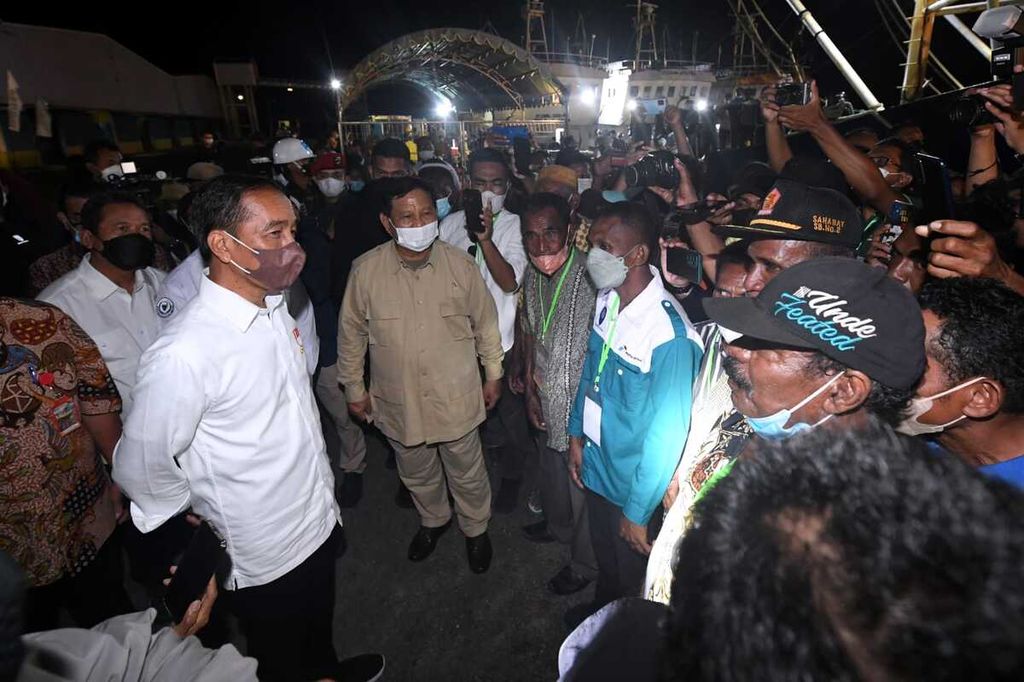 Di sela-sela peninjauan unit pengolahan ikan di PT Samudera Indo Sejahtera, Kota Tual, Maluku, Rabu (14/9/2022) malam, Presiden Joko Widodo juga berdialog dengan para nelayan. Para nelayan menyampaikan, potensi budidaya rumput laut di Tual sangat menjanjikan.