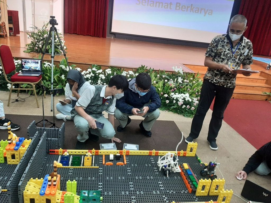 Peserta lomba menyelesaikan misi robot rakitan mereka pada Kompetisi Regional Greenmech dan R4M (Robot for Mission) di Universitas Tarumanagara, Jakarta, Sabtu (28/1/2023).