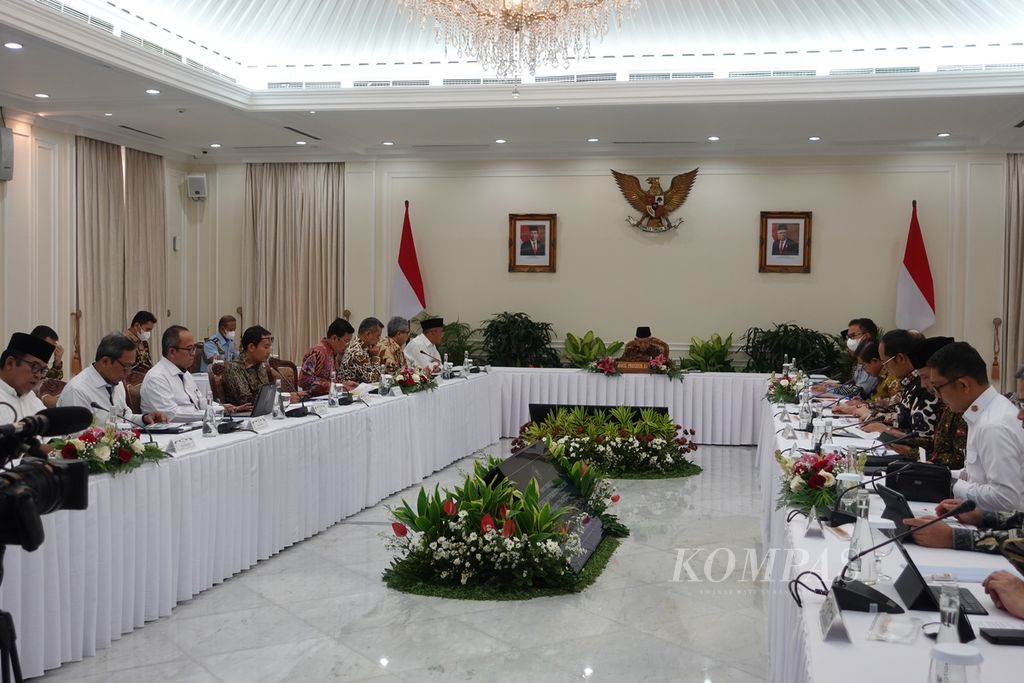 Wakil Presiden Ma’ruf Amin pada rapat terbatas tingkat menteri untuk percepatan penurunan tengkes triwulan I tahun anggaran 2023 di Istana Wapres, Jalan Medan Merdeka Selatan Nomor 6, Jakarta Pusat, Kamis (25/5/2023).