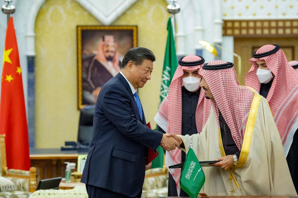 Raja Arab Saudi Salman bin Abdulaziz al-Saud (kedua dari kanan) berjabat tangan dengan Presiden China Xi Jinping seusai menandatangani perjanjian kemitraan strategis komprehensif kedua negara di Riyadh, Arab Saudi, 8 Desember 2022. 