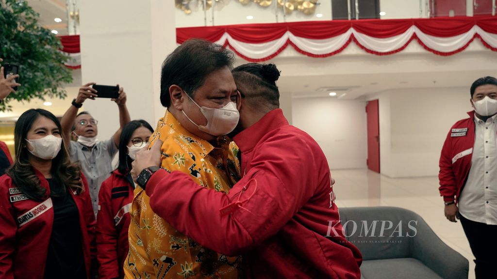 Ketua Umum DPP Partai Solidaritas Indonesia (PSI) Giring Ganesha (kanan) berpelukan dengan Ketua Umum Partai Golkar Airlangga Hartarto di Kantor DPP Partai Golkar, Jakarta Barat, Selasa (23/8/2022).