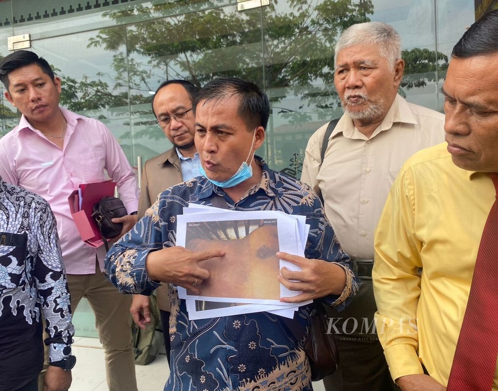 Rahmat Telaumbanua saat melaporkan kasus dugaan penganiayaan terhadap keponakannya, Advent Pratama, yang merupakan siswa SPN Polda Lampung di Markas Besar Polda Lampung, Kamis (24/8/2023).
