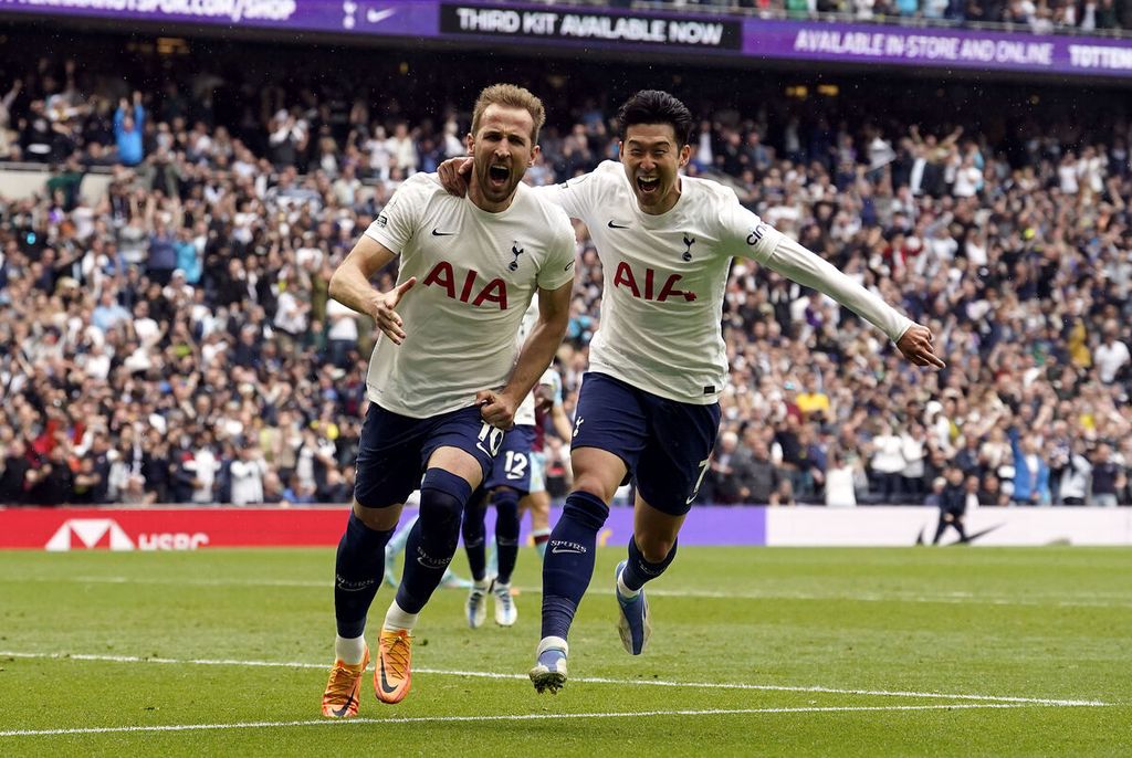Pemain Tottenham Hotspur Harry Kane, bersama Son Heung-min, merayakan golnya ke gawang Burnley pada laga Liga Ingris di Stadion Tottenham Hotspur, London, 25 Mei 2022. 
