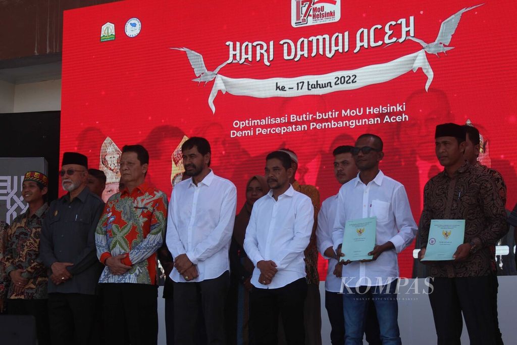 Para eks kombatan Gerakan Aceh Merdeka dan korban konflik menerima sertifikat tanah secara simbolis dalam perayaan 17 tahun damai Aceh, Senin (15/8/2022).