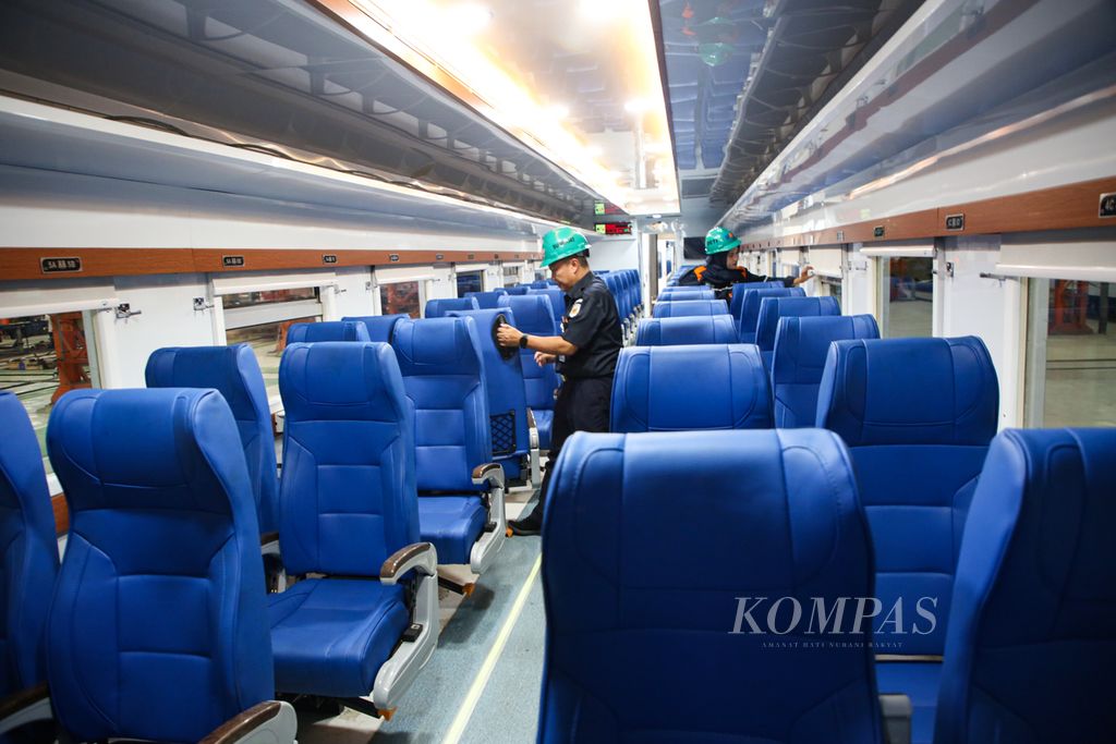 Petugas memeriksa kursi baru pada gerbong kereta ekonomi di Balai Yasa Manggarai, Jakarta Selatan, Selasa (23/5/2023).