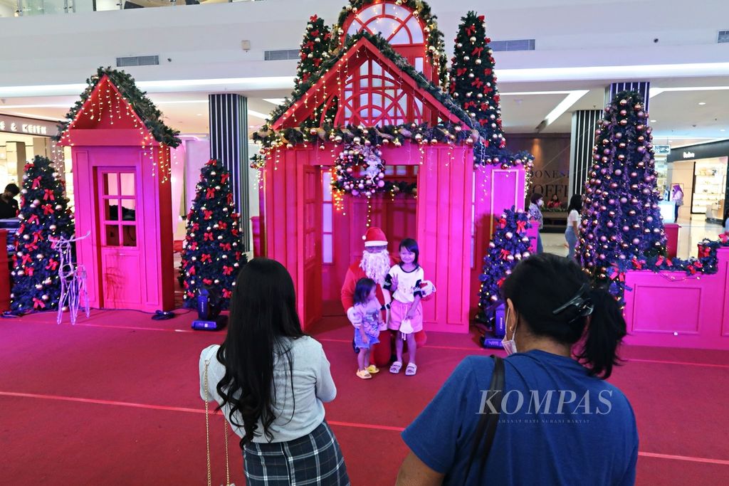 Anak-anak berfoto bersama Sinterklas di Manado Town Square (Mantos), Manado, Sulawesi Utara, Kamis (15/12/2022). Mal bersolek untuk menyambut Natal 2022 dengan memasang sejumlah ornamen khas Natal, seperti pohon natal dan lampu-lampu.